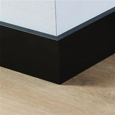 Gelakte plint Amsterdam RAL 9005 (lengte 2.40m)