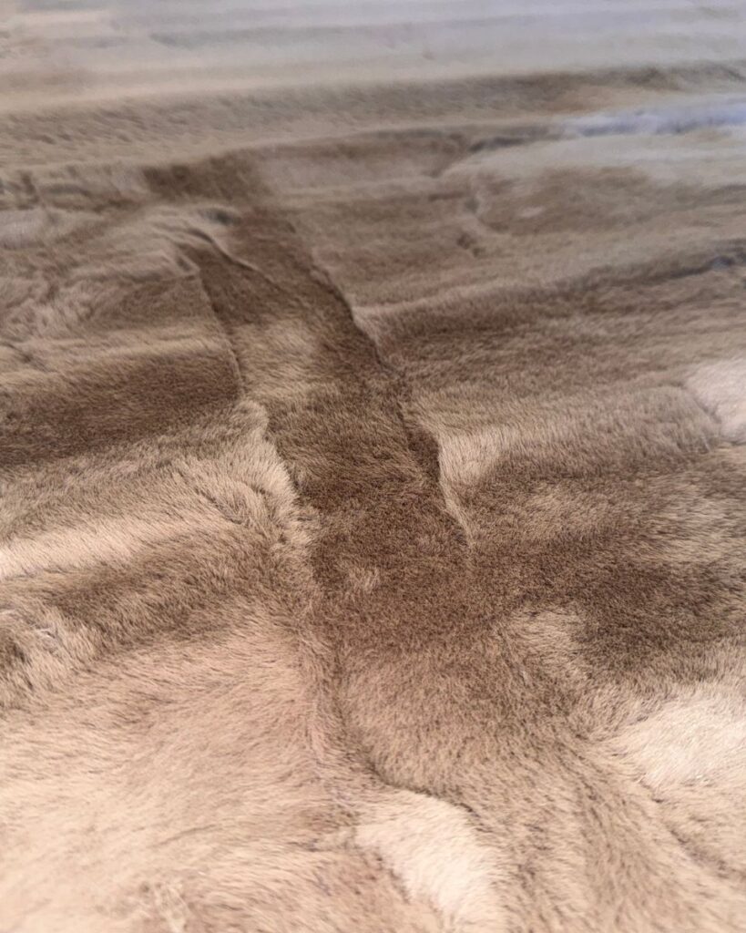 cozy bunny vloerkleed taupe