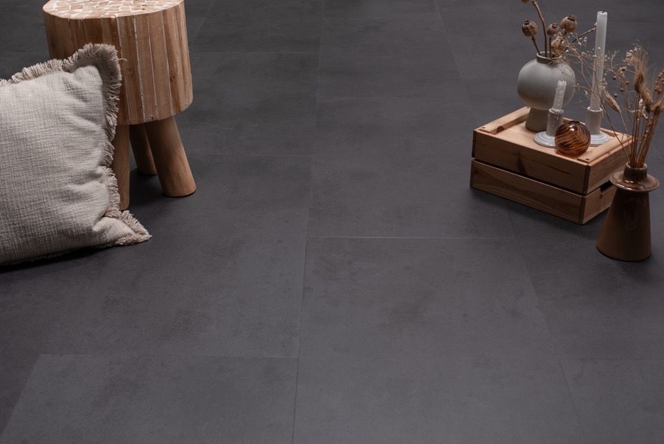 floer tegel click pvc betonlook zwart