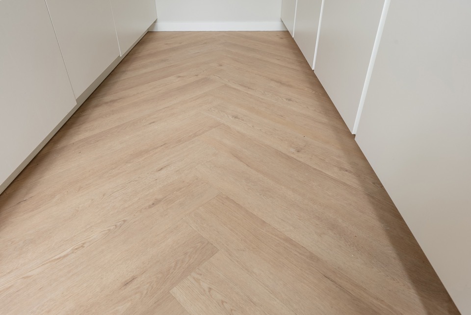 floer walvisgraat click pvc – gaia grijsbeige