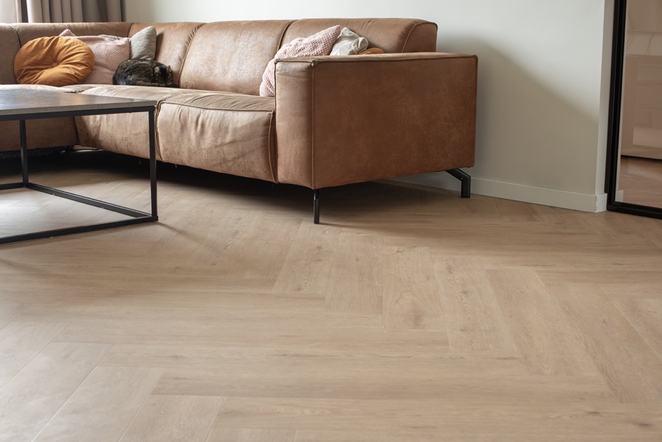 floer walvisgraat click pvc – gaia grijsbeige