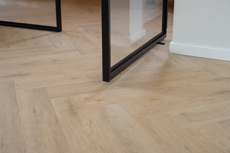 floer walvisgraat click pvc – gaia grijsbeige