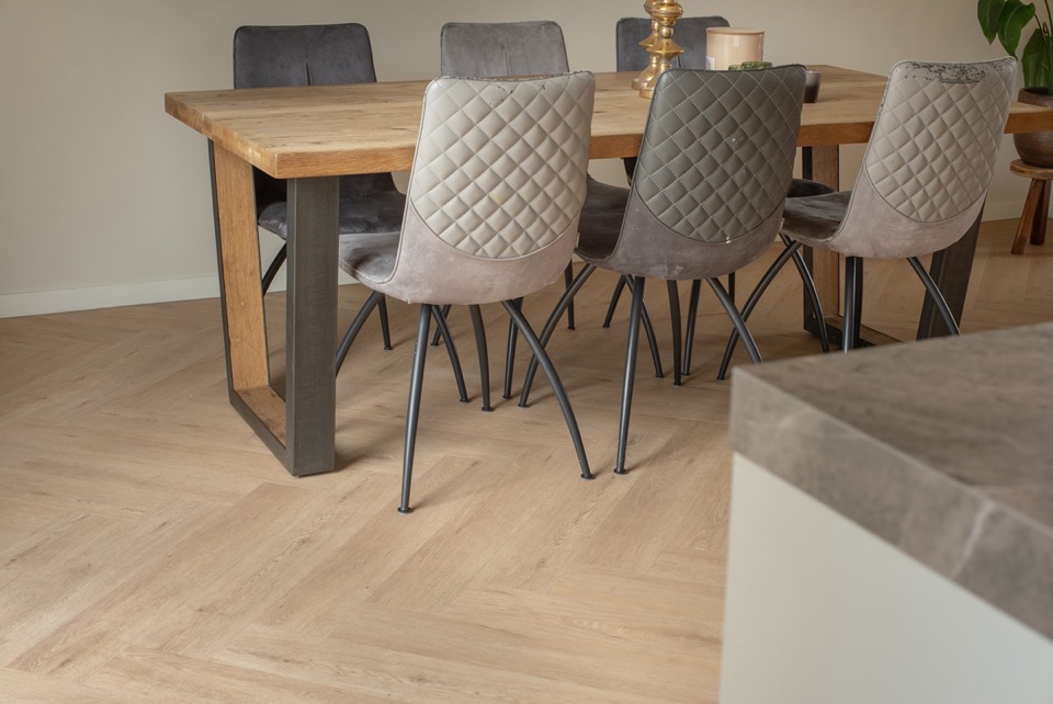 floer walvisgraat click pvc – gaia grijsbeige