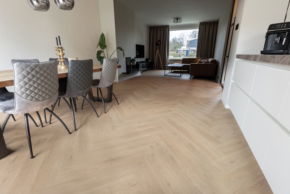 floer walvisgraat click pvc – gaia grijsbeige